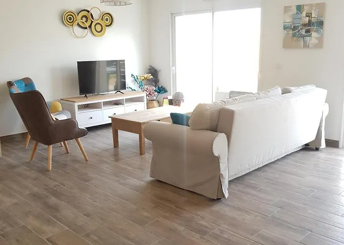 Elise, Lumineuse Et Proche Holiday home